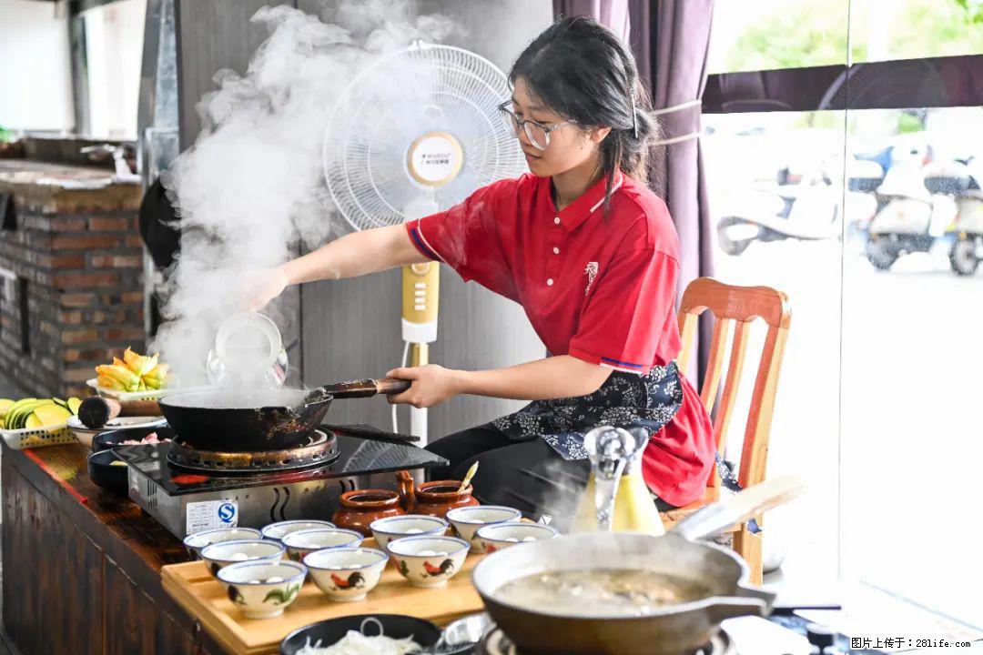 全网追的“扁担女孩”，找了一份暑假工，时薪12元 - 商丘生活资讯 - 商丘28生活网 sq.28life.net